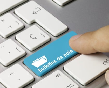 doigt appuyant sur une touche bleue du clavier doigt appuyant sur une touche bleue du clavier